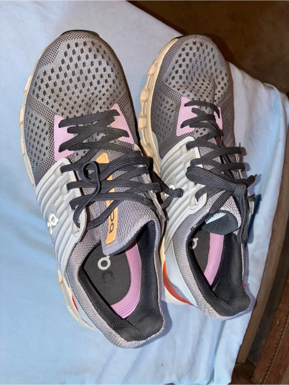 Women’s On clouds Gray and Pink Athletic Running Shoes